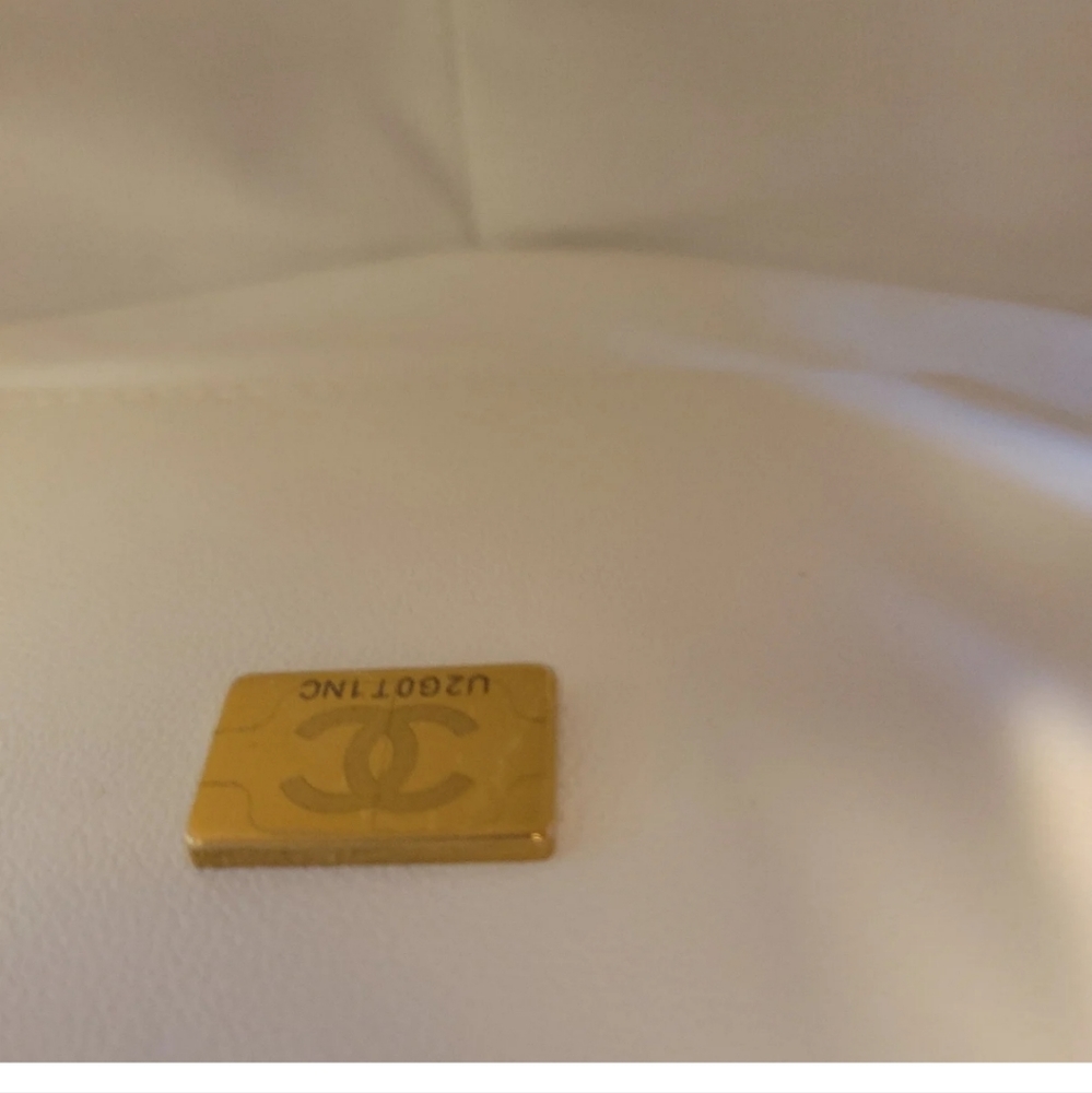 Chanel heart bag large size in white - Picture 9 of 16